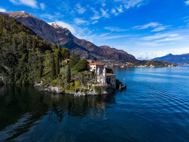 Como Gölü üzerindeki Villa Balbianello yarımadasının havadan görünüşü
