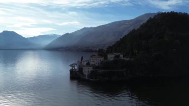 Como Gölü üzerindeki Villa Balbianello yarımadasının havadan görünüşü