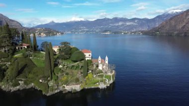 Como Gölü üzerindeki Villa Balbianello yarımadasının havadan görünüşü