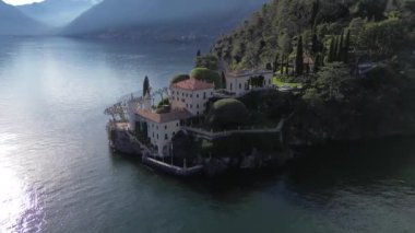 Como Gölü üzerindeki Villa Balbianello yarımadasının havadan görünüşü