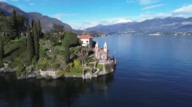 Como Gölü üzerindeki Villa Balbianello yarımadasının havadan görünüşü