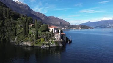 Como Gölü üzerindeki Villa Balbianello yarımadasının havadan görünüşü