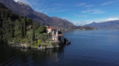 Como Gölü üzerindeki Villa Balbianello yarımadasının havadan görünüşü