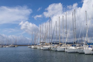 Alghero 'da turistik limandaki gemiler