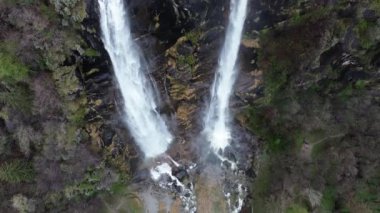 Valchiavenna Vadisi 'ndeki Acquafraggia şelaleleri