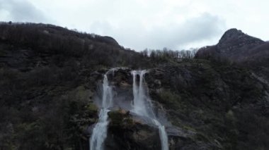 Valchiavenna Vadisi 'ndeki Acquafraggia şelaleleri