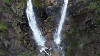 Valchiavenna Vadisi 'ndeki Acquafraggia şelaleleri