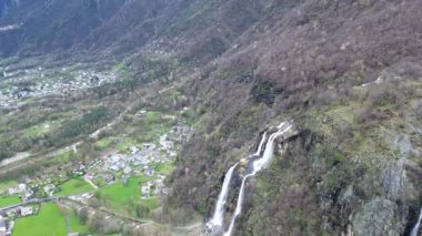 Valchiavenna Vadisi 'ndeki Acquafraggia şelaleleri