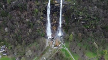 Valchiavenna Vadisi 'ndeki Acquafraggia şelaleleri