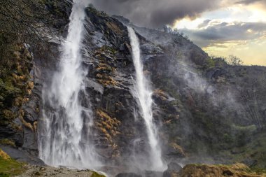 Valchiavenna Vadisi 'ndeki Acquafraggia şelaleleri