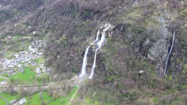 Valchiavenna Vadisi 'ndeki Acquafraggia şelaleleri