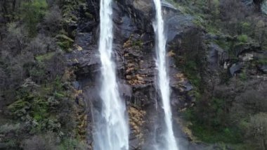 Valchiavenna Vadisi 'ndeki Acquafraggia şelaleleri