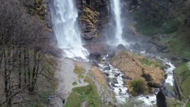 Valchiavenna Vadisi 'ndeki Acquafraggia şelaleleri