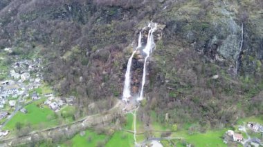 Valchiavenna Vadisi 'ndeki Acquafraggia şelaleleri