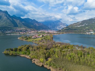 Annone Gölü üzerindeki Isella yarımadası manzarası