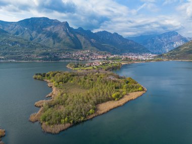 Annone Gölü üzerindeki Isella yarımadası manzarası