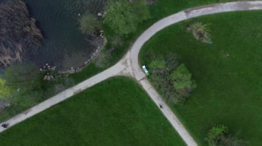 Bisikletçi tepeden bakıldığında bisiklet yolunda. 