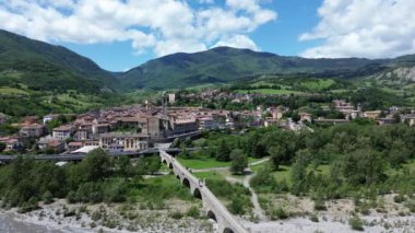 Bobbio köyünün havadan görünüşü ve eski köprüsü