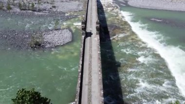 Bobbio köyünün havadan görünüşü ve eski köprüsü