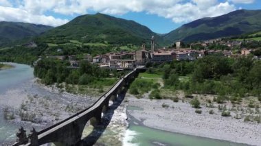 Bobbio köyünün havadan görünüşü ve eski köprüsü