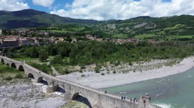 Bobbio köyünün havadan görünüşü ve eski köprüsü
