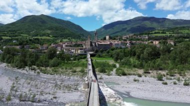 Bobbio köyünün havadan görünüşü ve eski köprüsü