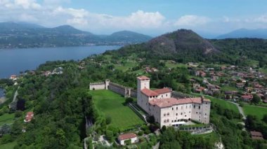 Angera Kalesi Rocca 'nın havadan görünüşü