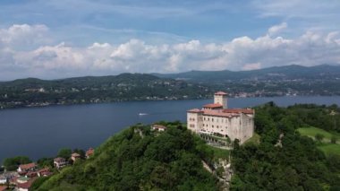 Angera Kalesi Rocca 'nın havadan görünüşü