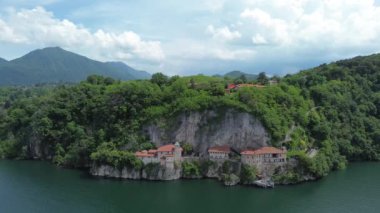 Santa Caterina del Sasso 'nun münzevi manzarası