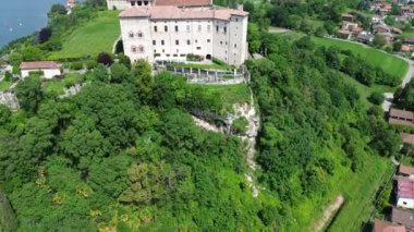 Angera Kalesi Rocca 'nın havadan görünüşü