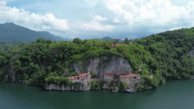 Santa Caterina del Sasso 'nun münzevi manzarası