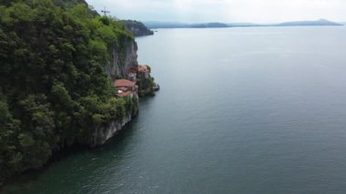 Santa Caterina del Sasso 'nun münzevi manzarası