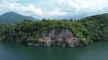 Santa Caterina del Sasso 'nun münzevi manzarası