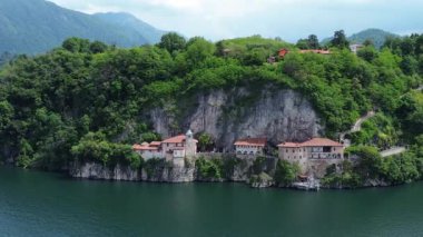 Santa Caterina del Sasso 'nun münzevi manzarası