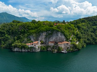 Santa Caterina del Sasso 'nun münzevi manzarası