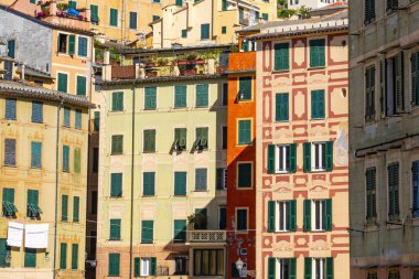 Camogli kasabasında renkli bina cepheleri