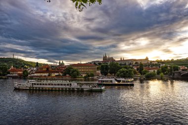 Günbatımında Prag şehrinin manzarası