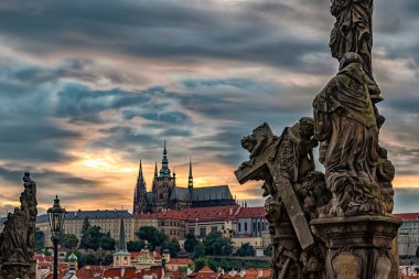 Günbatımında Prag şehrinin manzarası