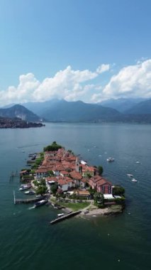 Maggiore Gölü 'ndeki Borromee adalarının havadan görünüşü