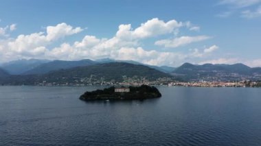 Maggiore Gölü 'ndeki Borromee adalarının havadan görünüşü