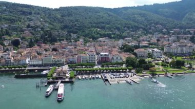 Maggiore Gölü 'ndeki Stresa kasabasının manzarası
