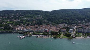Maggiore Gölü 'ndeki Stresa kasabasının manzarası