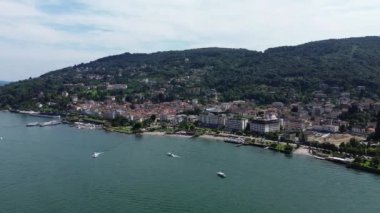 Maggiore Gölü 'ndeki Stresa kasabasının manzarası