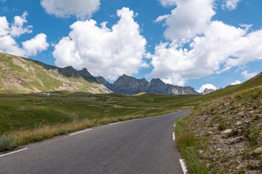 Fransa 'daki Col de la Bonette yolunun manzarası