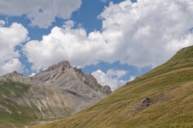 Fransa 'daki Oronaye Vadisi' nin dağlarının manzarası