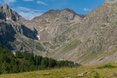 Migliorero mültecisinin yanındaki Ischiator Vadisi 'nin manzarası.