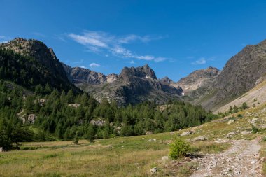 Migliorero mültecisinin yanındaki Ischiator Vadisi 'nin manzarası.