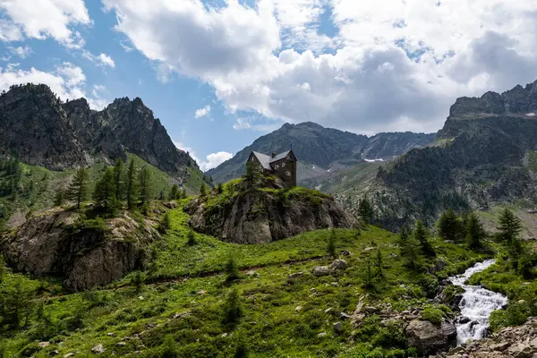 Migliorero mültecisinin yanındaki Ischiator Vadisi 'nin manzarası.