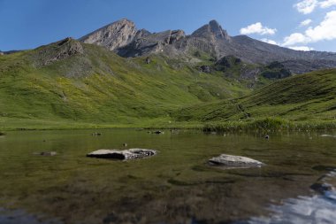 Albay Agnel Geçidi 'nin yanındaki Varaita Vadisi manzarası