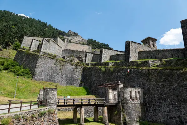 İtalyan Alplerindeki Fenestrelle kalesinin manzarası